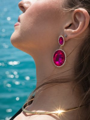 Εντυπωσιακά, λαμπερά και ακαταμάχητα! Τα σκουλαρίκια Bold Crysh διαθέτουν δύο μεγάλες φούξια πέτρες με έντονη λάμψη, πλαισιωμένες από διακριτικά στρας που αναδεικνύουν τη χρωματική ένταση. Το μεταλλικό χρυσό πλαίσιο προσθέτει κλασική κομψότητα, δημιουργώντας ένα glam αποτέλεσμα ιδανικό για εμφανίσεις που θέλουν να ξεχωρίσουν.