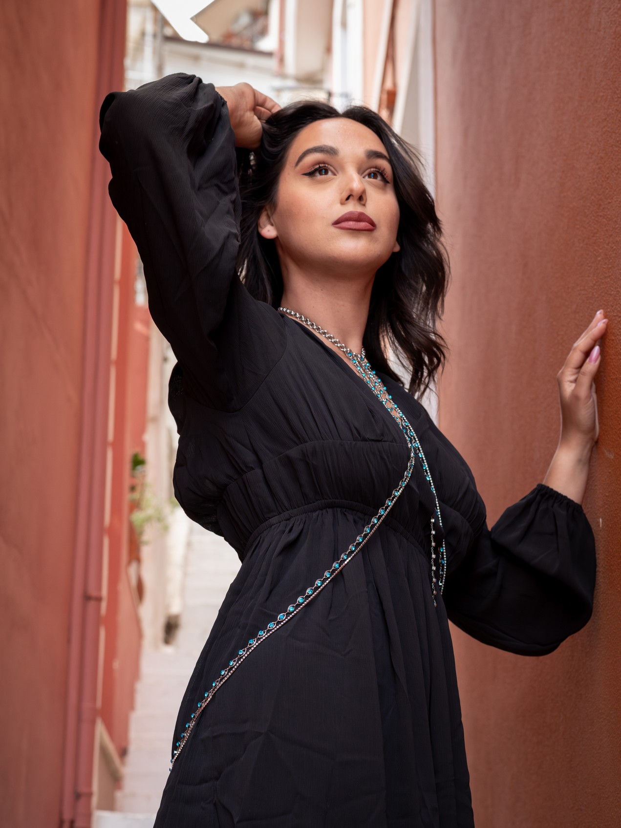 Ένα εκθαμβωτικό ολόσωμο κολιέ που αναδεικνύει τη σιλουέτα με κοσμική λάμψη. Το Blue Eye είναι κατασκευασμένο από λεπτή ατσάλινη αλυσίδα σε ασημί τόνο και διακοσμείται με μπλε ζιργκόν πέτρες σε σχήμα δάκρυ, δημιουργώντας ένα κόσμημα που φοριέται σαν γλυπτό επάνω στο σώμα. Ενώνεται στον λαιμό και καταλήγει συμμετρικά στη μέση, προσφέροντας μοναδικό στυλ και αίσθηση πολυτέλειας.