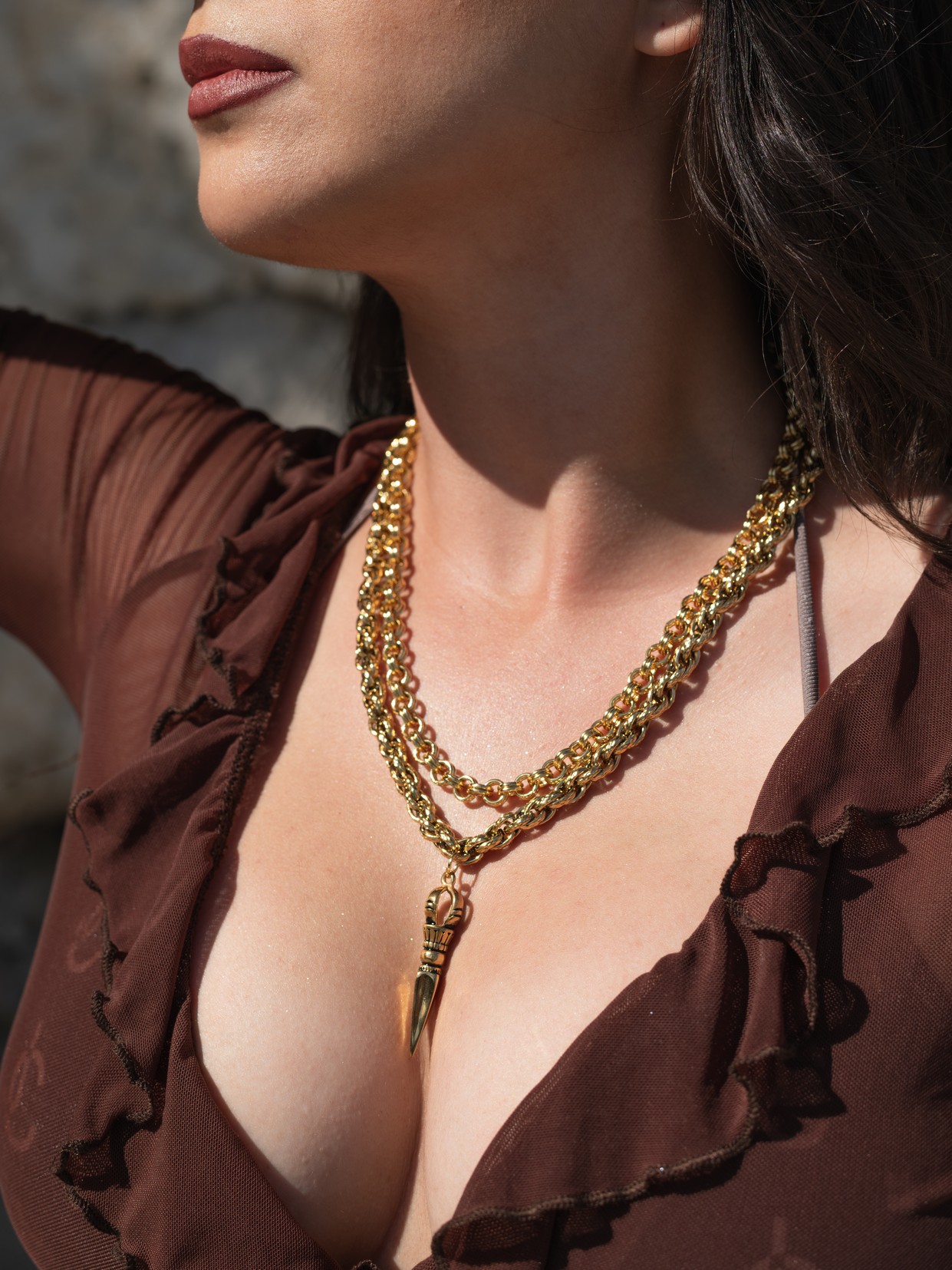 Δυναμικό και επιβλητικό, το Crowned είναι ένα τριπλό statement κολιέ από επιχρυσωμένο ανοξείδωτο ατσάλι, που συνδυάζει κλασική αλυσίδα με πιο έντονους κρίκους για εντυπωσιακή υφή.