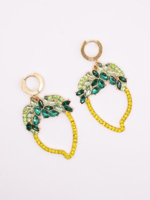 Ένα ζευγάρι σκουλαρίκια που αποπνέει φρεσκάδα και καλοκαιρινή ενέργεια! Μεταλλική βάση σε χρυσό τόνο, διακοσμημένη με λαμπερά κίτρινα στρας και φυλλωτά μοτίβα από πράσινες και σμαραγδί πέτρες. Το σχέδιο θυμίζει λεμόνι, δίνοντας ένα playful αλλά ταυτόχρονα εκλεπτυσμένο ύφος.