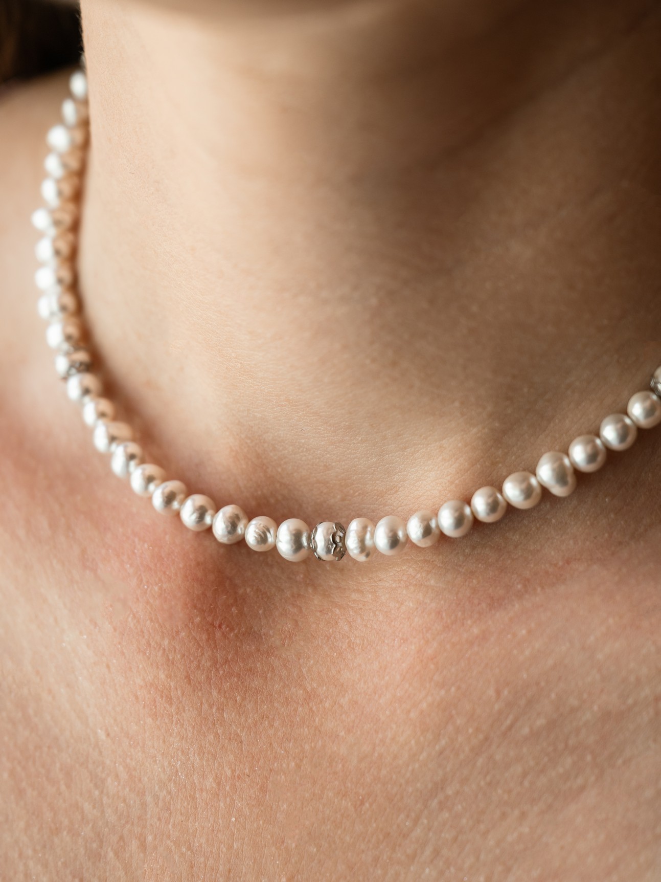 Το ”Pure Pearl” είναι ένα λεπτεπίλεπτο κολιέ από λευκά φυσικά μαργαριτάρια με διακριτικά ατσάλινα στοιχεία.