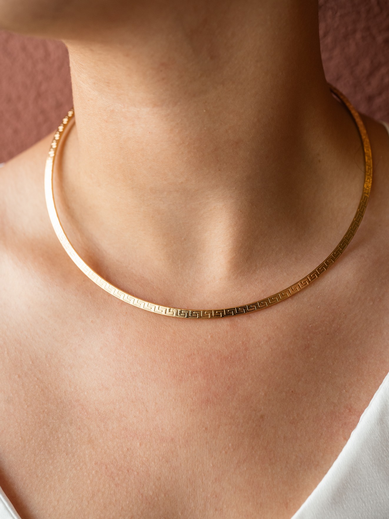 Ατσάλινη λαιμαριέρα με αρχαιοελληνική αισθητική, το Hellenic Line είναι ένα λεπτό, άκαμπτο χρυσό choker με χαραγμένο το χαρακτηριστικό μοτίβο του μαίανδρου.