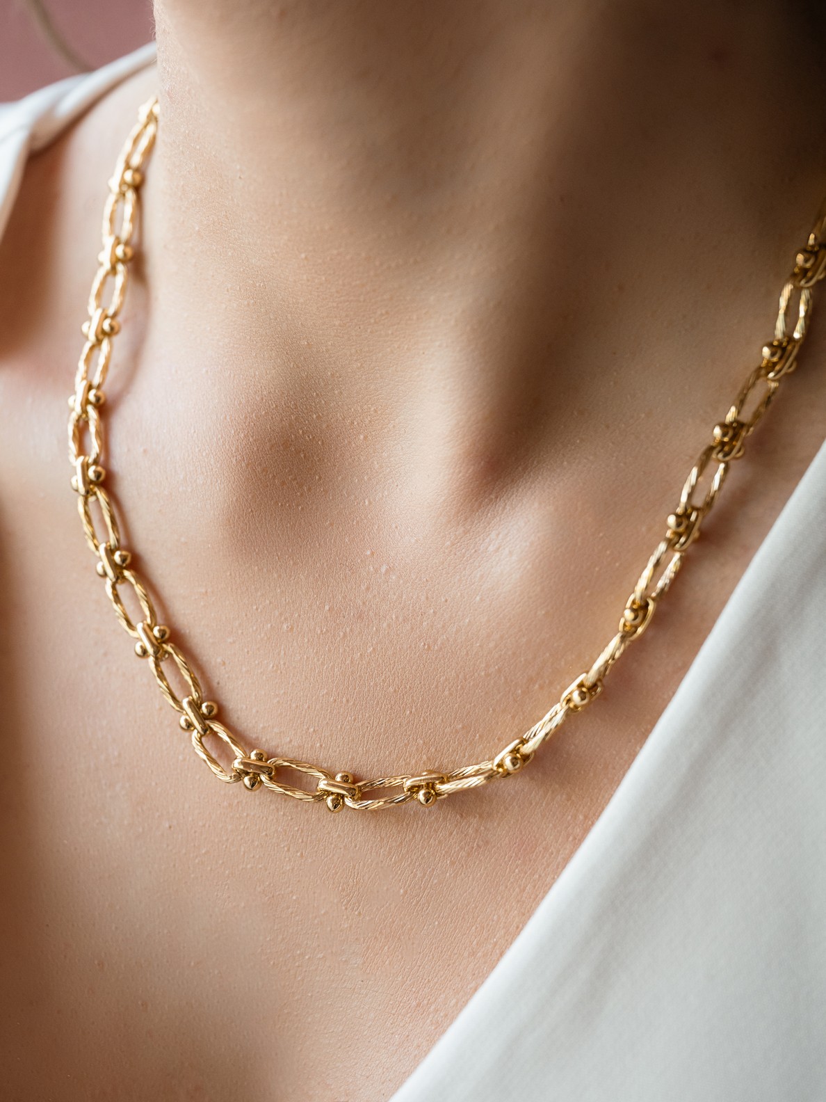 Με ελαφρώς σφυρήλατους κρίκους ενωμένους, προσδίδοντας υφή και δυναμισμό σε κάθε εμφάνιση.