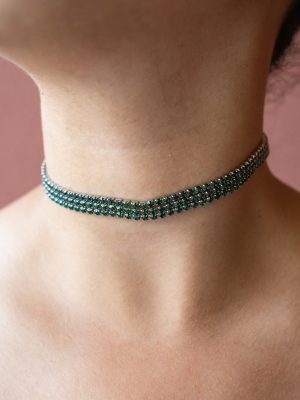 Πρόκειται για ένα τριπλό choker με τρείς σειρές από εκθαμβωτικά στρας, τοποθετημένα σε λεπτή χρυσή βάση που αγκαλιάζει τέλεια τον λαιμό.