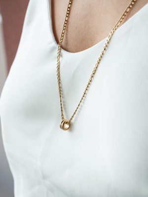 Μινιμαλιστικό μακρύ κολιέ αποπνέει διαχρονική κομψότητα.