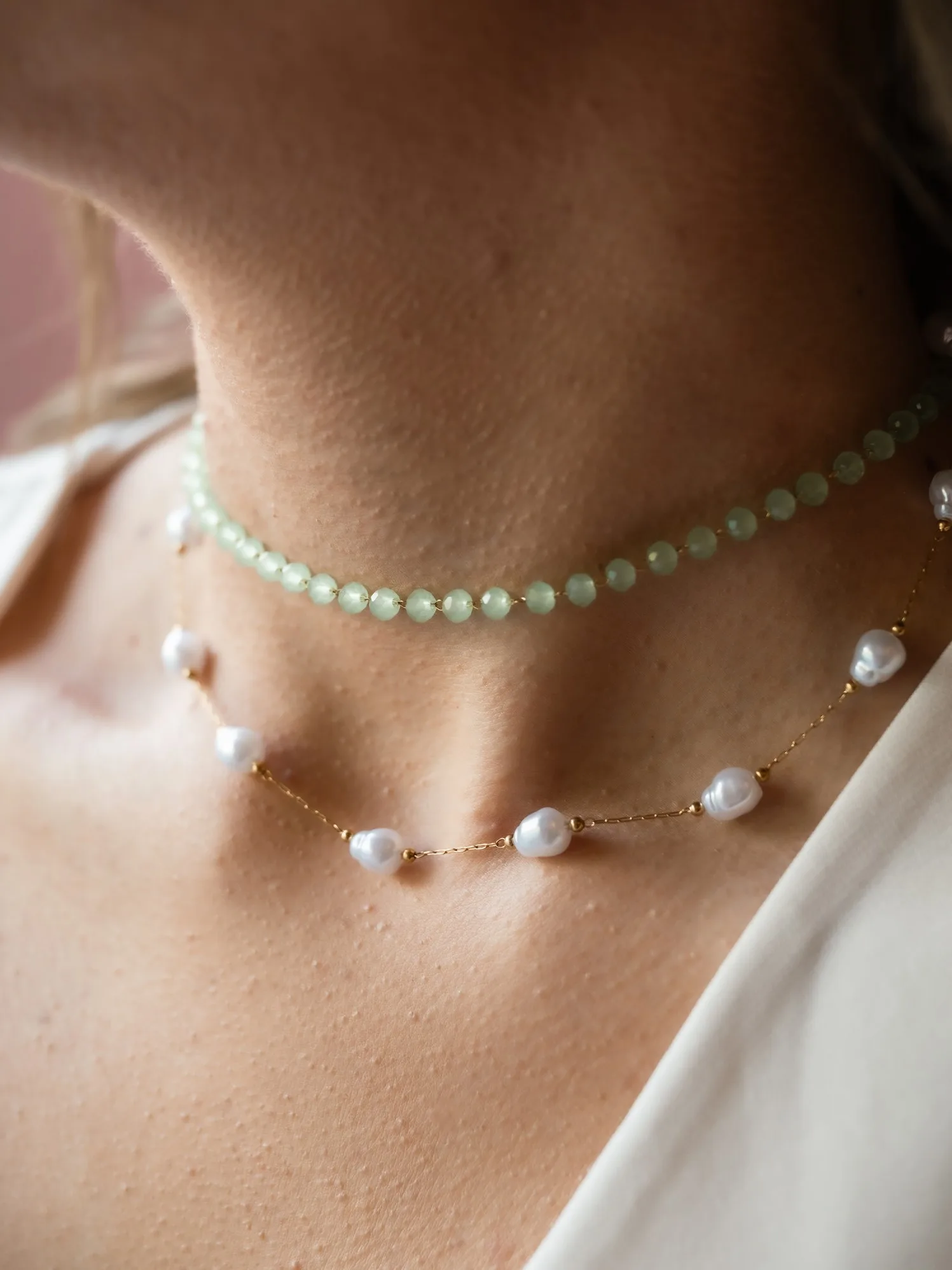 Δροσερό και ρομαντικό με ημιδιάφανες, ανοιχτοπράσινες χάντρες που αποπνέουν φρεσκάδα και νεανικότητα. Ενώ στο κάτω μέρος φυσικές λευκές πέρλες, αραιά τοποθετημένες σε λεπτή χρυσή αλυσίδα.