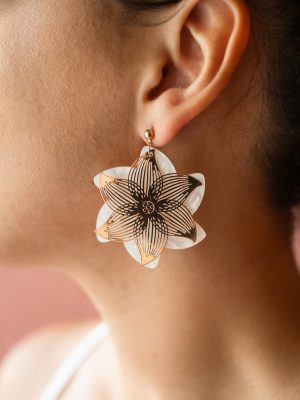 Ένα αέρινο σκουλαρίκι-άνθος που αποπνέει ρομαντισμό και φυσική κομψότητα.