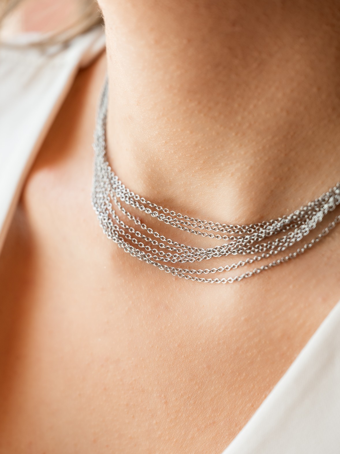 Minimal αλλά εντυπωσιακό, το κολιέ Silva είναι ένα choker με πολλαπλές λεπτής κοπής ασημένιες αλυσίδες που αγκαλιάζουν τον λαιμό με αρμονία και λάμψη.