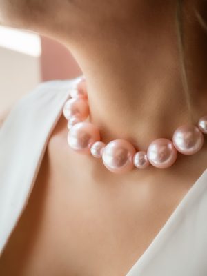 Εντυπωσιακές ροζ πέρλες σε απόχρωση blush. Με εναλλαγή μεγεθών σε αρμονία που δημιουργούν ένα εκλεπτυσμένο και μοντέρνο look.