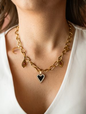 Ξεχωριστό κολιέ με παχιά χρυσή αλυσίδα και εκλεπτυσμένα μενταγιόν – σύμβολα.