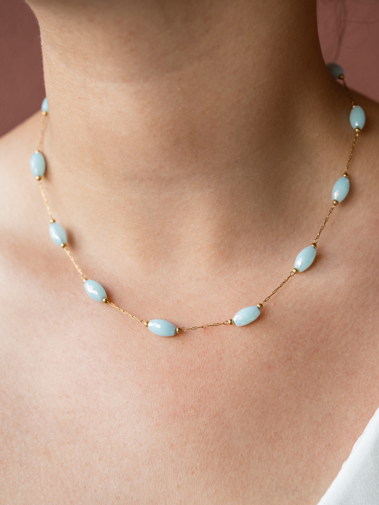 Λεπτή αλυσίδα και απαλές γαλάζιες, οβάλ χάντρες που θυμίζουν βότσαλα.