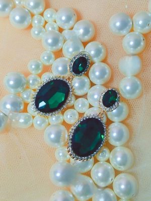 Λαμπερά σκουλαρίκια με πράσινα κρύσταλλα. Με αριστοκρατική φινέτσα και διαχρονική πολυτέλεια.