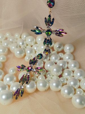 Σκουλαρίκια σε σχέδιο σταυρού με ιριδίζουσες πέτρες που αλλάζουν χρώμα, χαρίζοντας μια αύρα μυσταγωγικής πολυτέλειας